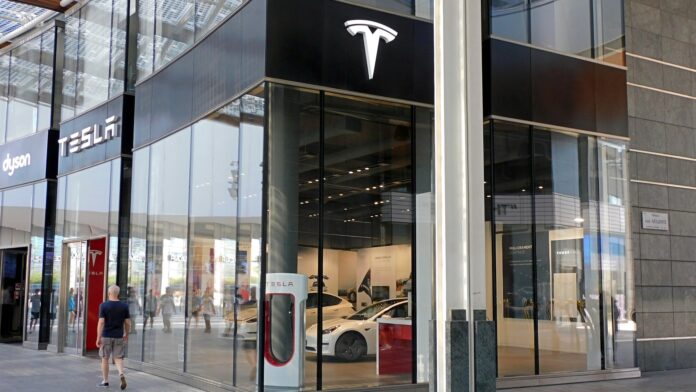 Tesla store, Piazza Gae Aulenti, Milan Tesla store with the Tesla logo above the glass storefront at Piazza Gae Aulenti in Milan, Italy (cropped)