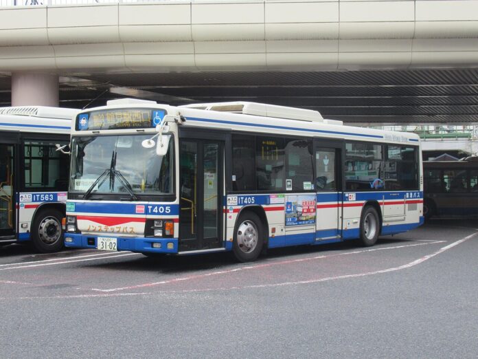 Kawasaki Tsurumi Rinko Bus Isuzu Erga city bus at a terminal